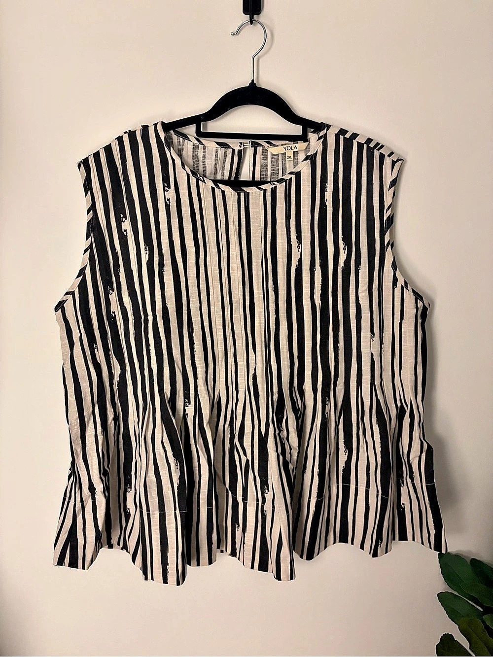 Striped Sleeveless Blouse in Black & White Size 2XL